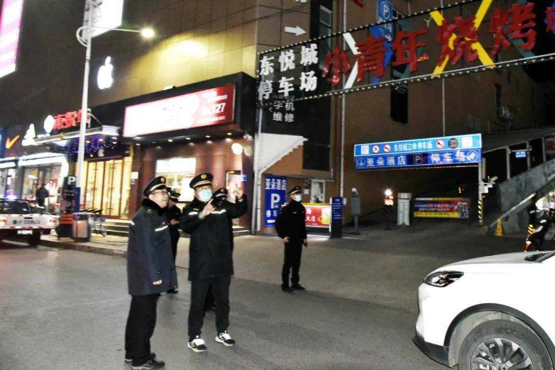 kaiyun网站济宁城市管理局开展城区店招标牌发光字亮化排查整治行动(图1)