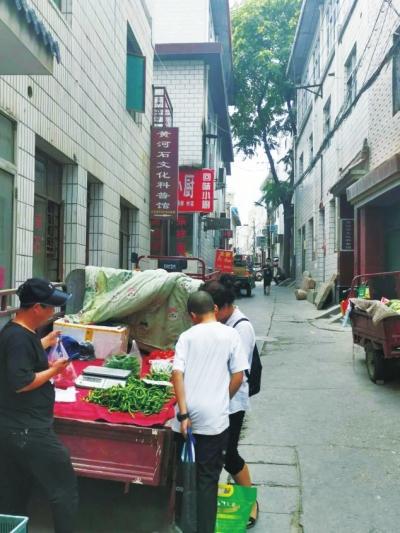 电线交错、门店招牌五Kaiyun网址 开云花八门 兰州市七里河区黄河奇石一条街有点乱(图1)